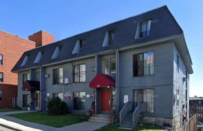 37 Blossom St in Fitchburg, MA - Building Photo - Building Photo