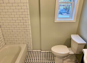 33 Codington Pl, Unit 1 in Somerville, NJ - Foto de edificio - Building Photo