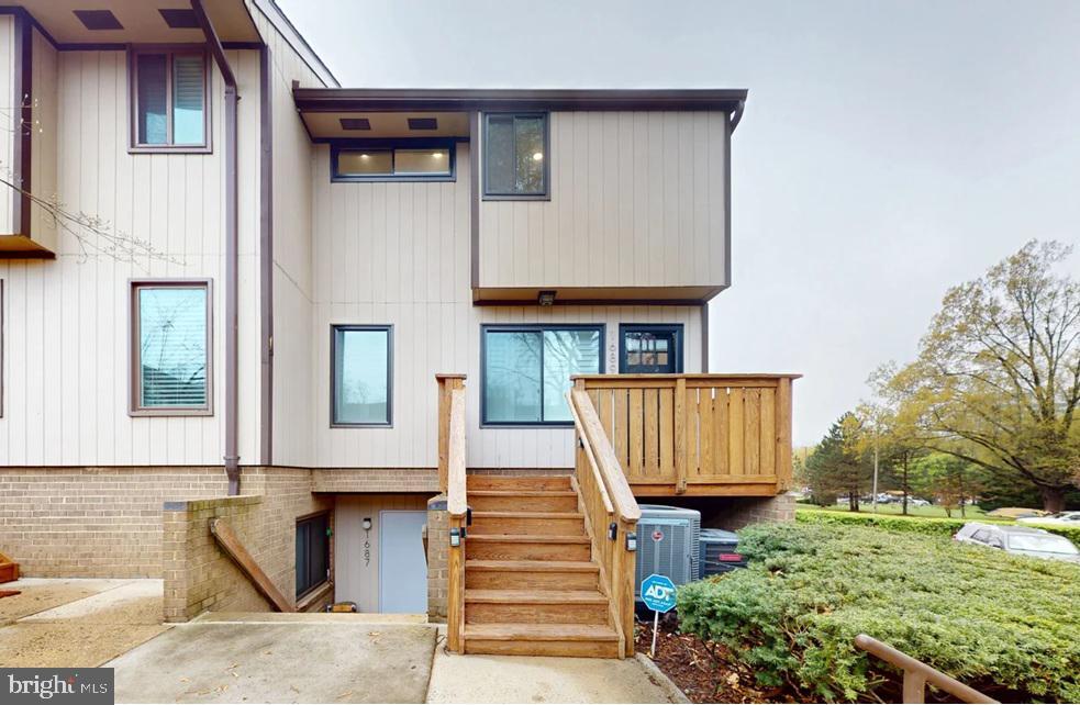 1689 Westwind Way in McLean, VA - Building Photo