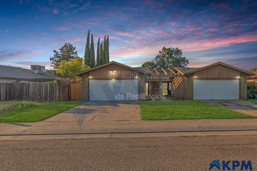 2055 Pawnee Way in Stockton, CA - Building Photo