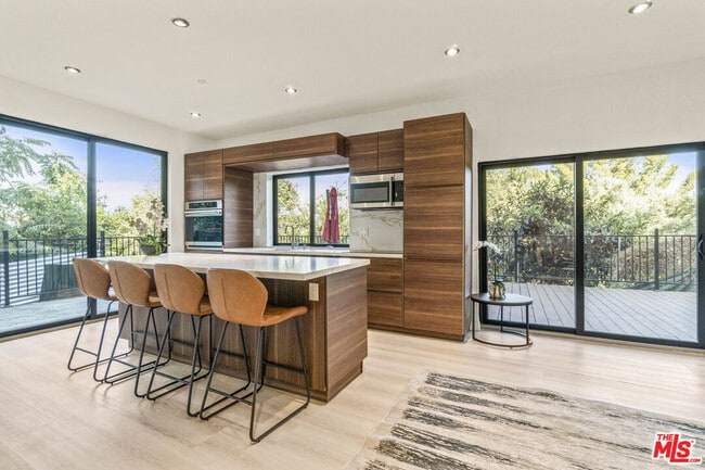 property at 2315 Loma Vista Pl