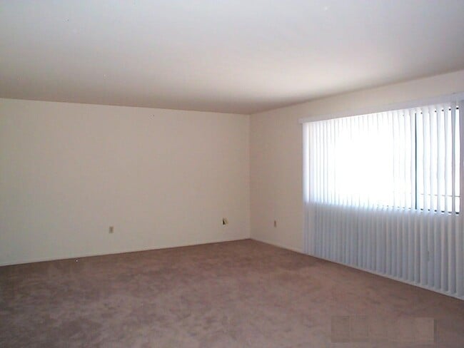 13816 Hawthorne Way, Unit c in Hawthorne, CA - Foto de edificio - Building Photo
