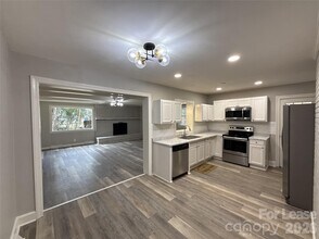 2745 Dogwood Ave in Charlotte, NC - Building Photo - Building Photo