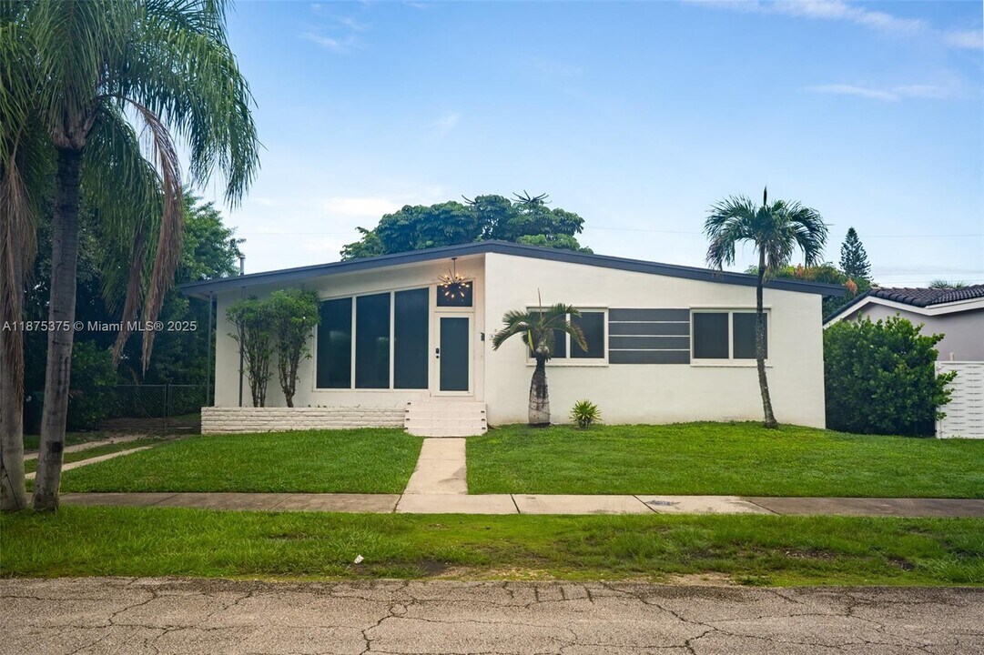 8251 SW 30th St in Miami, FL - Foto de edificio