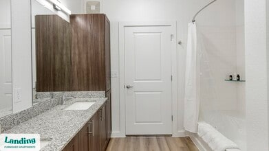 217 S Garland Ave, Unit 3305 in Garland, TX - Foto de edificio - Building Photo