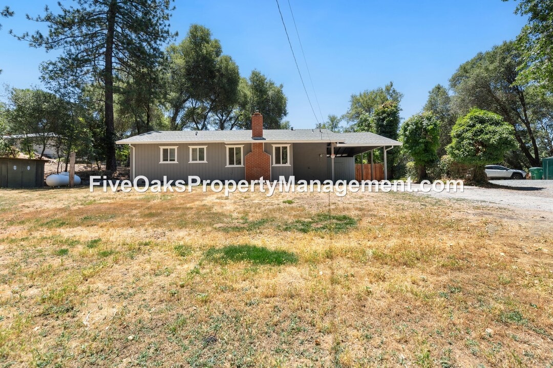520 Fowler Ln in Diamond Springs, CA - Building Photo