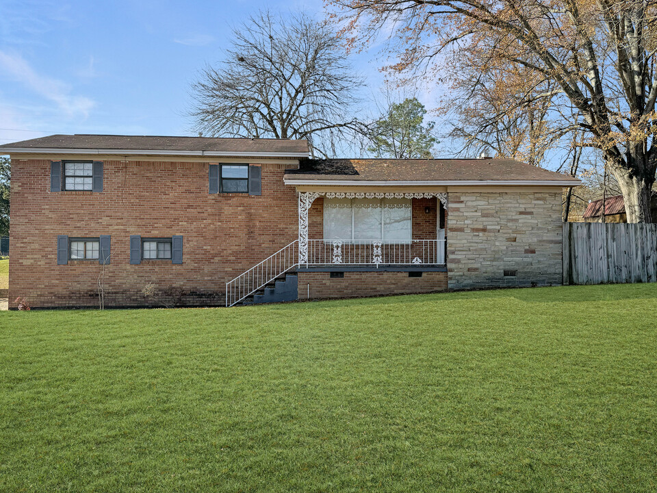 1006 Van Buren Ave in Tupelo, MS - Building Photo