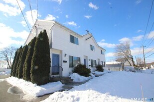 34 James St in Danbury, CT - Building Photo
