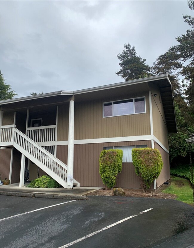 14150 SE 17th Pl in Bellevue, WA - Building Photo - Building Photo
