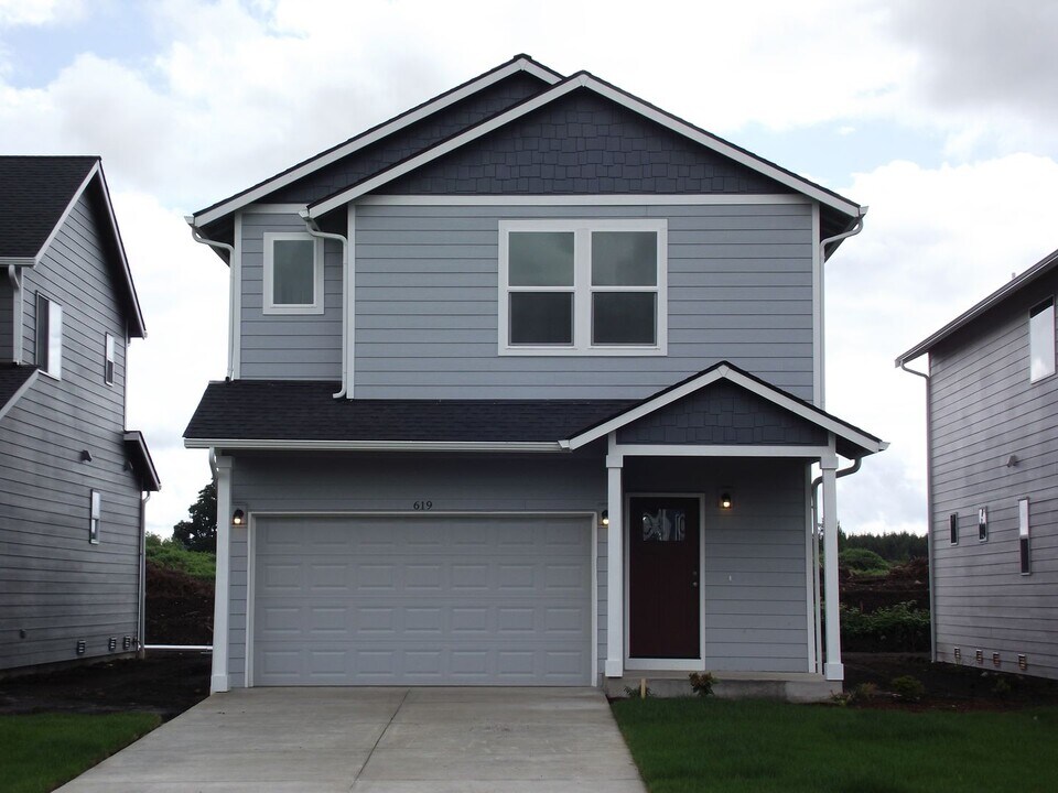 619 S 15th St in Philomath, OR - Building Photo
