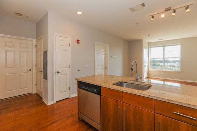 56 Brownstone Way in Englewood, NJ - Foto de edificio - Building Photo