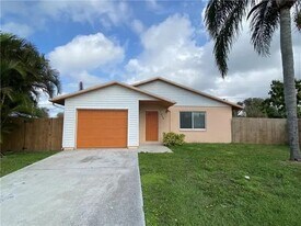 904 16th St E in Palmetto, FL - Building Photo