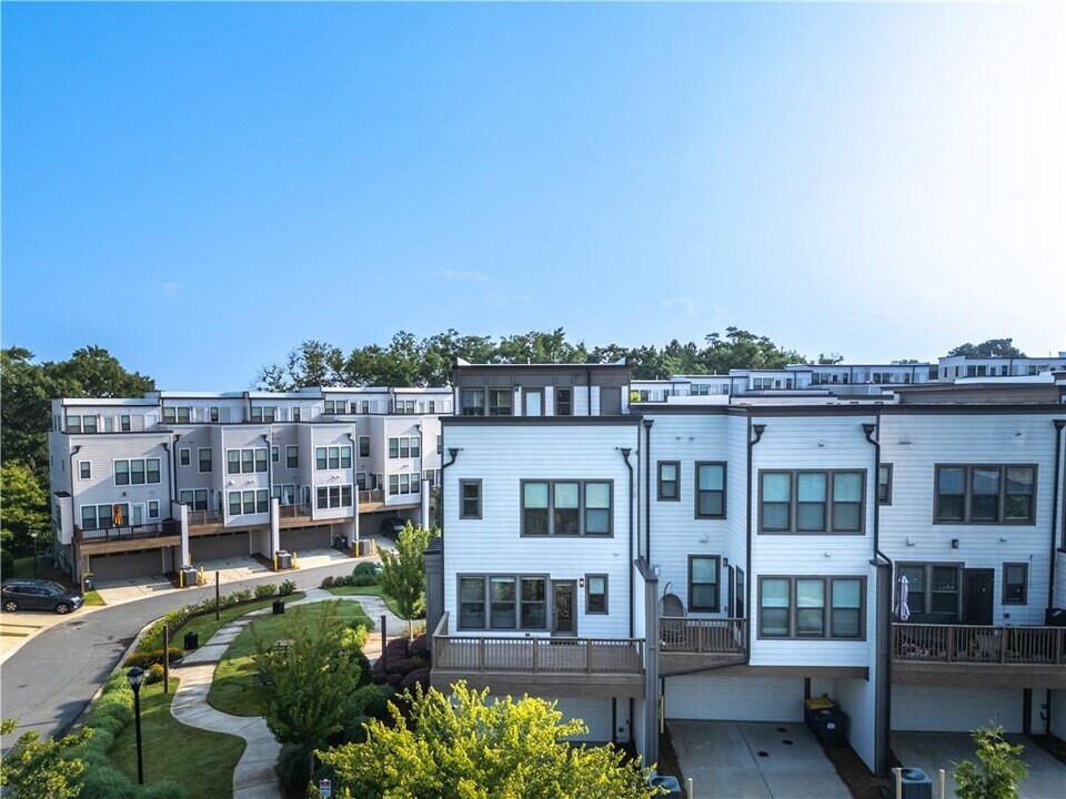 2076 Holtz Ln in Atlanta, GA - Building Photo