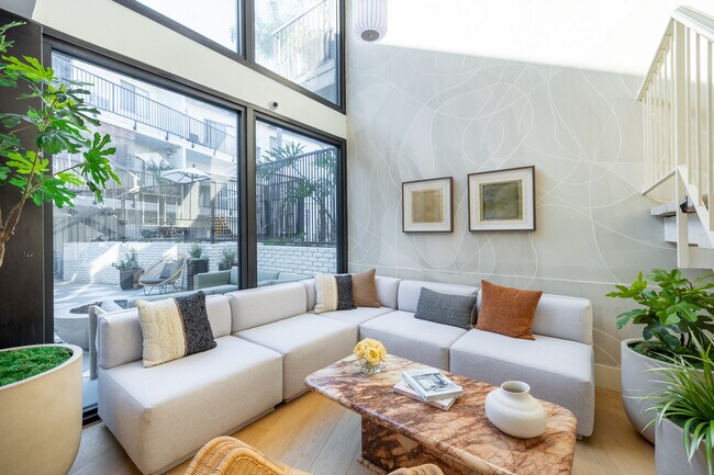 The Regal Villa Apts in Los Angeles, CA - Building Photo - Building Photo