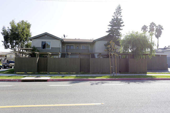 1045 Valencia St in Costa Mesa, CA - Building Photo - Building Photo