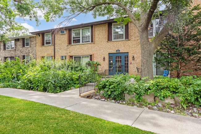 1011 11th Ave S in Hopkins, MN - Foto de edificio - Building Photo