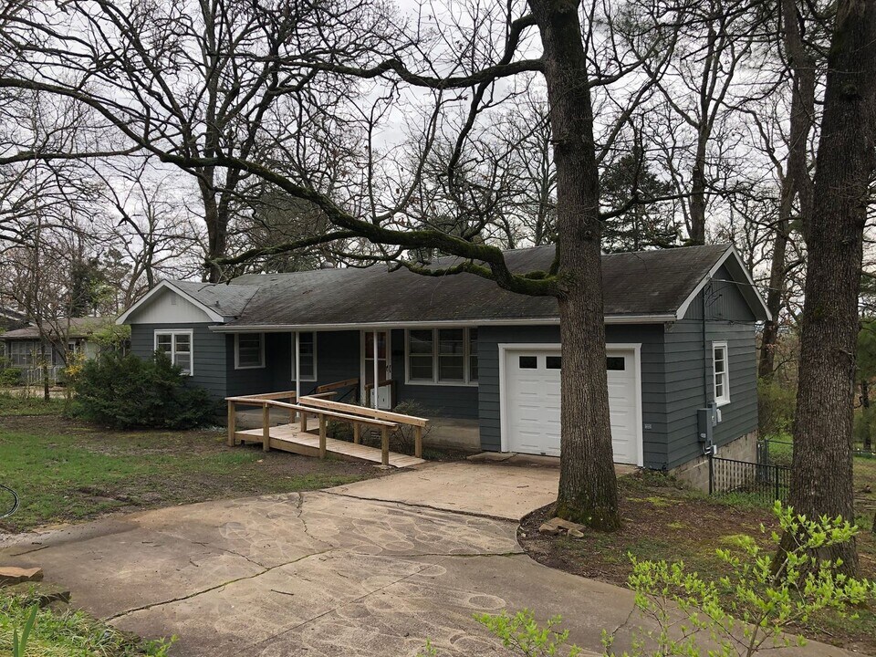 1549 W Markham Rd in Fayetteville, AR - Building Photo