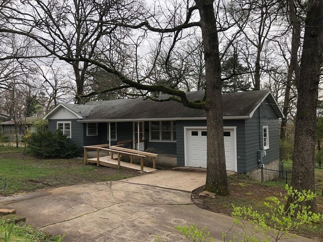 property at 1549 W Markham Rd