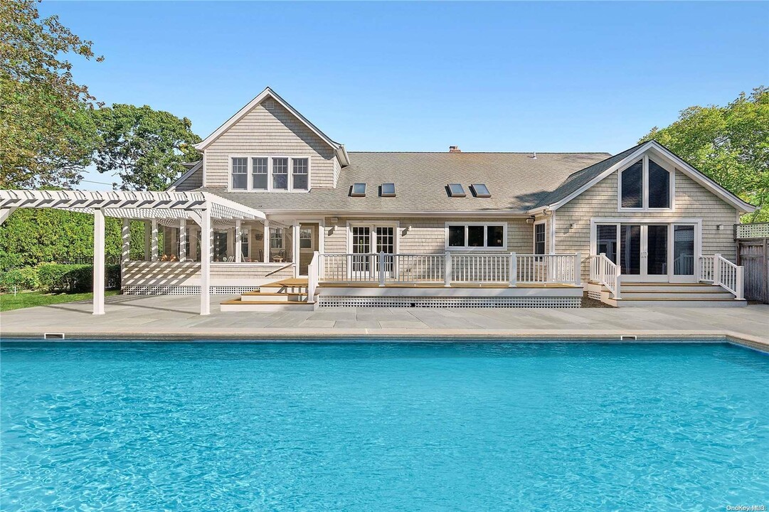 55 White Oak Ln in Westhampton Beach, NY - Foto de edificio