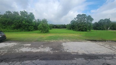 1911 Connally Rd in Baytown, TX - Foto de edificio - Building Photo