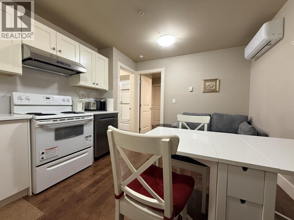 888 W 61st Ave in Vancouver, BC - Building Photo