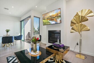 823 N Fuller Ave, Unit E in Los Angeles, CA - Foto de edificio - Building Photo