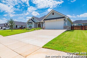 137 W Magnolia Cir in La Vernia, TX - Building Photo - Building Photo