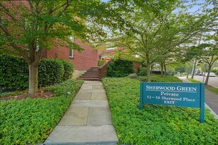 52 Sherwood Pl in Greenwich, CT - Building Photo