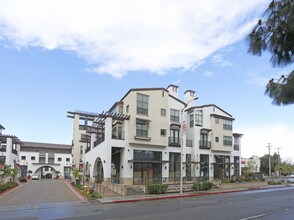 Colonnade in Los Altos, CA - Foto de edificio - Building Photo