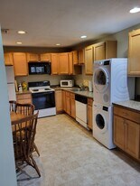 80 Fernwood Dr, Unit 80 Fernwood Dr. in East Longmeadow, MA - Building Photo