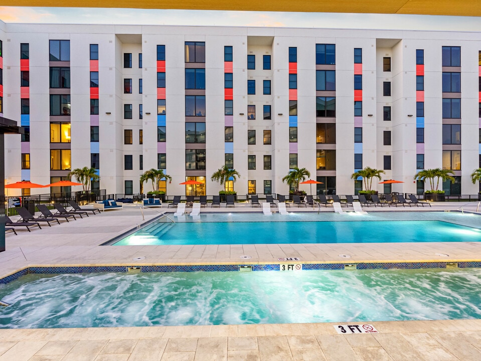 Apella on Newport in Tampa, FL - Building Photo