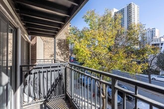 1214 N La Salle Dr, Unit D2 in Chicago, IL - Building Photo - Building Photo