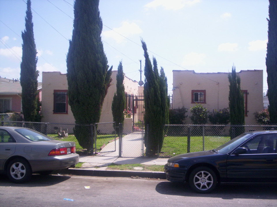 860 W 83rd St in Los Angeles, CA - Building Photo