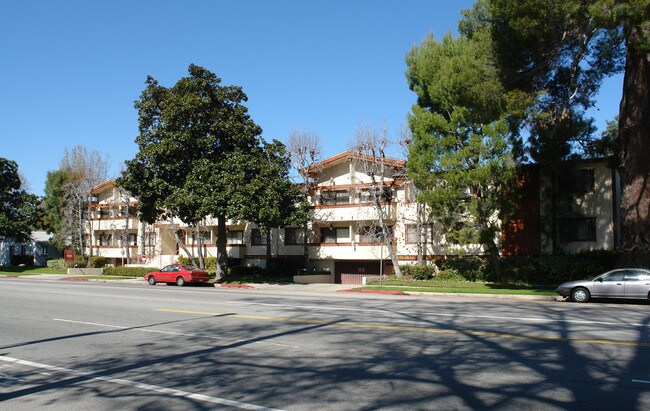 Urov Apartments in Valley Village, CA - Building Photo - Building Photo