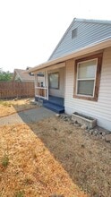 836 NE 8th St in Grants Pass, OR - Building Photo - Building Photo