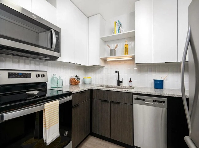 70 W Huron St in Chicago, IL - Foto de edificio - Building Photo