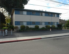 Windsor Court Apartments in Mountain View, CA - Building Photo - Building Photo