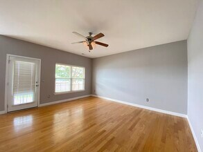 122 Azalea Rdg in Johnson City, TN - Foto de edificio - Building Photo