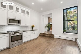 137 Atlantic Ave in Brooklyn, NY - Foto de edificio - Building Photo