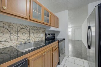 850 E Commercial Blvd, Unit 225 in Oakland Park, FL - Foto de edificio - Building Photo