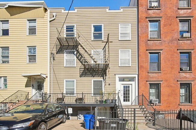 324 W 4th St in Jersey City, NJ - Building Photo - Building Photo