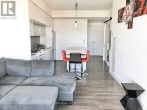 110 Charles St E in Toronto, ON - Building Photo - Building Photo