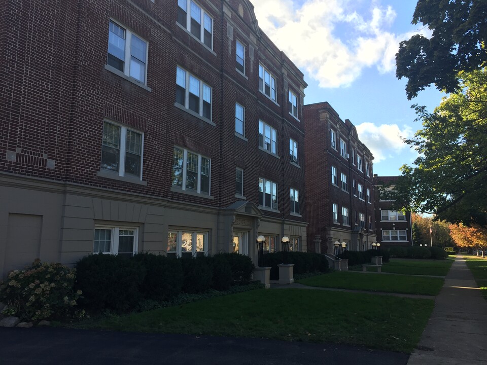 Lake Overlook East & West Building in Lakewood, OH - Foto de edificio