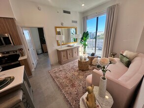 2029 Monroe St, Unit B1 in Hollywood, FL - Foto de edificio - Building Photo