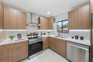 1305 N 31st Rd in Hollywood, FL - Building Photo