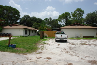 2775-2783 Dueby St in Sarasota, FL - Foto de edificio - Building Photo