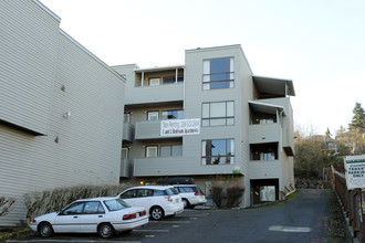 Sandhurst Apartments in Seattle, WA - Building Photo - Building Photo