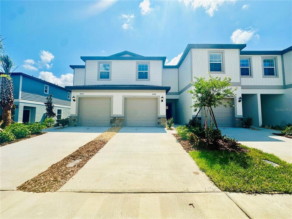 10310 Trumpet Honeysuckle Wy in San Antonio, FL - Building Photo