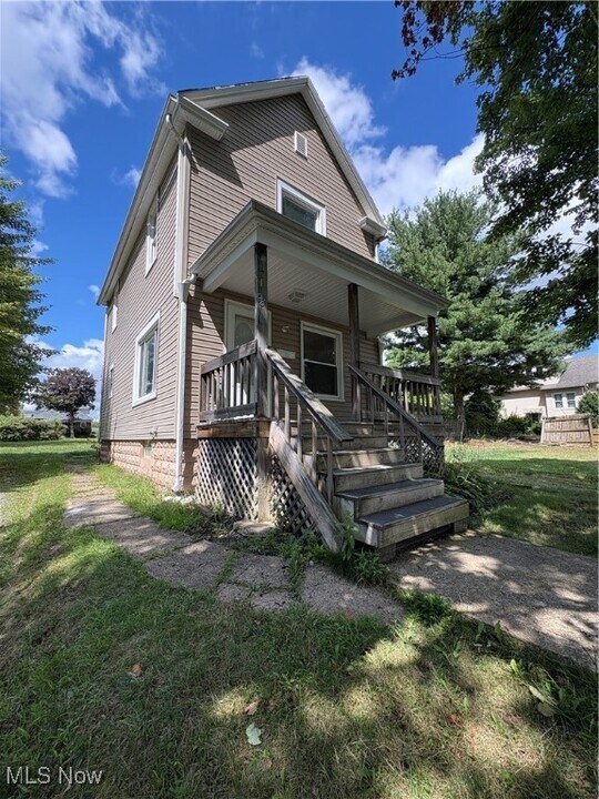 108 Regent St in Campbell, OH - Building Photo