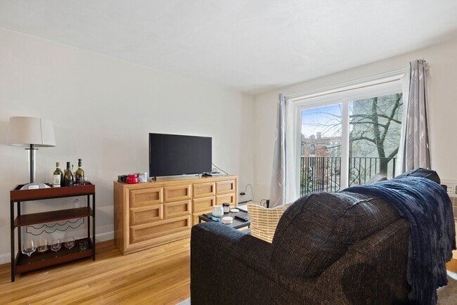 39 Englewood Ave in Boston, MA - Foto de edificio - Building Photo